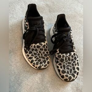 adidas Women's Swift Run 1.0 Sneaker Wonder Alumina/Black/White size 7 1/2